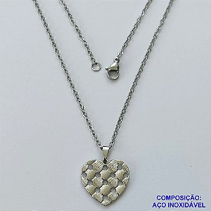 GARGANTILHA EM AÇO INOXIDÁVEL - (AÇO03) (CX.118)  GARGANTILHA COM PINGENTE CORAÇÃO COM DETALHES VAZADOS 20MM - TAMANHO: 50CM - COMPOSIÇÃO: AÇO INOXIDÁVEL - AÇO1875