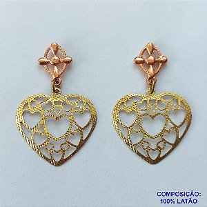 BRINCO NO BRUTO PRONTO PARA O BANHO -(CX.46)  BRINCO DE PINO COM CORAÇÃO DETALHES VAZADOS 21MM - PESO TOTAL 2,4GR - BRU14567