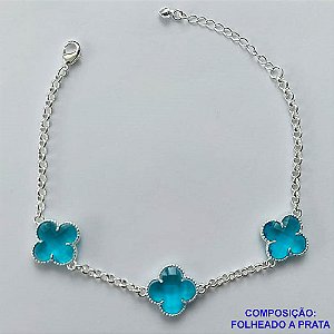PULSEIRA FOLHEADA A PRATA COM 50 MILÉSIMOS + VERNIZ DIAMOND - PULSEIRA COM TREVOS TIPO VAN CLEEF AZUL EM VIDRO 15MM - TAMANHO: 18CM + EXTENSOR E FECHO LAGOSTA - PRA248