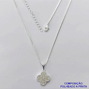 GARGANTILHA FOLHEADA A PRATA COM 50 MILÉSIMOS + VERNIZ DIAMOND - GARGANTILHA CORRENTE VENEZIANA 45CM + EXTENSOR COM PINGENTE TIPO VAN CLEEF CRAVEJADO EM MICROS ZIRCÔNIAS 13MM - PRA254
