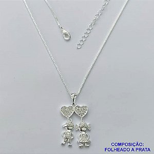 GARGANTILHA FOLHEADA A PRATA COM 50 MILÉSIMOS + VERNIZ DIAMOND - GARGANTILHA CORRENTE VENEZIANA 45CM + EXTENSOR COM PINGENTE CANGA CORAÇÕES COM MENINO E MENINA CRAVEJADO EM MICROS ZIRCÔNIAS 16X26MM - PRA255