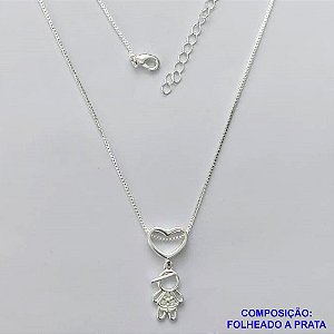 GARGANTILHA FOLHEADA A PRATA COM 50 MILÉSIMOS + VERNIZ DIAMOND - GARGANTILHA CORRENTE VENEZIANA 45CM + EXTENSOR COM PINGENTE CORAÇÃO VAZADO COM MENINO CRAVEJADO EM MICROS ZIRCÔNIAS 10X24MM - PRA256