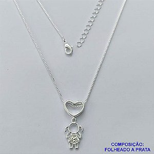 GARGANTILHA FOLHEADA A PRATA COM 50 MILÉSIMOS + VERNIZ DIAMOND - GARGANTILHA CORRENTE VENEZIANA 45CM + EXTENSOR COM PINGENTE CORAÇÃO VAZADO COM MENINA CRAVEJADO EM MICROS ZIRCÔNIAS 10X24MM - PRA257