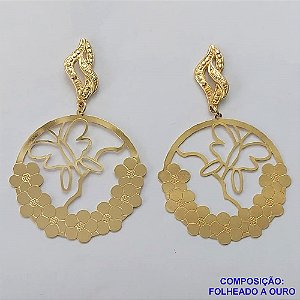 BRINCO FOLHEADO A OURO - BANHADO COM 5 MILÉSIMOS + VERNIZ DIAMOND - BRINCO DE PINO REDONDO VAZADO COM FLORES E BORBOLETA 43MM - OURO281
