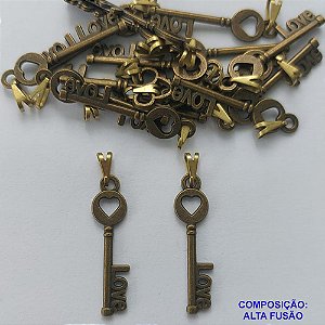 PINGENTE NO BRUTO PRONTO PARA O BANHO - (CX.130)  PINGENTE CHAVE COM PALAVRA LOVE EM ALTA FUSÃO 6X28MM - PESO TOTAL 0,7GR  - BRU14595