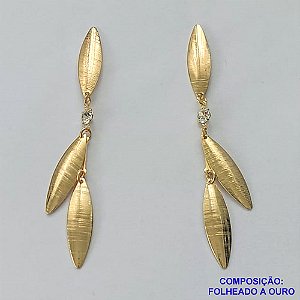 BRINCO FOLHEADO A OURO - BANHADO COM 5 MILÉSIMOS + VERNIZ DIAMOND - BRINCO DE PINO COM FOLHAS E STRASS 77MM - OURO284