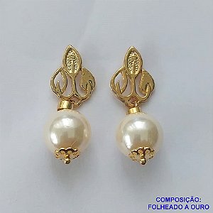 BRINCO FOLHEADO A OURO - BANHADO COM 5 MILÉSIMOS + VERNIZ DIAMOND - BRINCO DE PINO COM BASE COM DETALHES VAZADOS E PÉROLA 11MM - OURO287