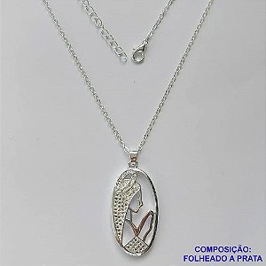 GARGANTILHA FOLHEADA A PRATA COM 50 MILÉSIMOS + VERNIZ DIAMOND - GARGANTILHA CORRENTE CADEADO 45CM PINGENTE NOSSA SENHORA APARECIDA COM MICRO ZIRCÔNIAS 17X30MM - FECHO LAGOSTA PRA286