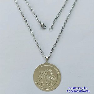 GARGANTILHA EM AÇO INOXIDÁVEL - (AÇO13) (CX.118)  GARGANTILHA COM CORRENTE 70CM E PINGENTE REDONDO COM CAVALO E VERSO PARA GRAVAÇÃO 32MM - COMPOSIÇÃO: AÇO INOXIDÁVEL - AÇO1919