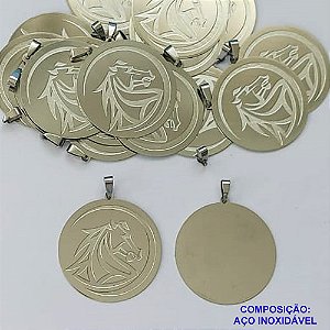 PINGENTE EM AÇO INOXIDÁVEL - (CX.118)  PINGENTE REDONDO COM CAVALO E VERSO PARA GRAVAÇÃO 32MM - COMPOSIÇÃO: AÇO INOXIDÁVEL - AÇO1920