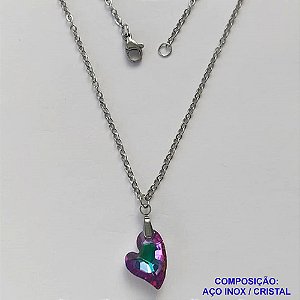 GARGANTILHA EM AÇO INOXIDÁVEL - (AÇO03) (CX.116)  GARGANTILHA COM CORRENTE 50CM E PINGENTE CORAÇÃO EM CRISTAL VERDE / ROXO 15MM - COMPOSIÇÃO: AÇO INOXIDÁVEL - AÇO1921