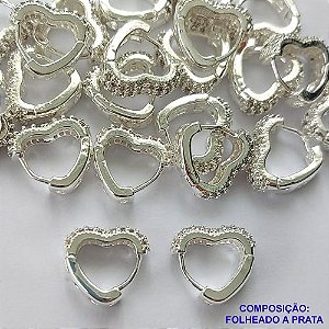 BRINCO FOLHEADA A PRATA COM 50 MILÉSIMOS + VERNIZ DIAMOND - BRINCO ARGOLA FORMATO CORAÇÃO COM 4 FILEIRAS DE MICRO ZIRCÔNIAS 14MM PRA319