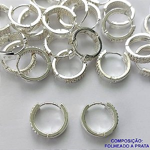 BRINCO FOLHEADA A PRATA COM 50 MILÉSIMOS + VERNIZ DIAMOND - BRINCO ARGOLA COM 3 FILEIRAS DE MICRO ZIRCÔNIAS 12MM PRA323