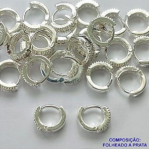 BRINCO FOLHEADA A PRATA COM 50 MILÉSIMOS + VERNIZ DIAMOND - BRINCO ARGOLA COM 1 FILEIRA DE MICRO ZIRCÔNIAS 6MM PRA325