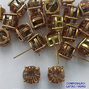 BRINCO NO BRUTO PRONTO PARA O BANHO - BRINCOS DE PINO COM BASE EM ALTA FUSÃO E PEDRA EM VIDRO BEGE 10X10MM - PESO TOTAL 3,2GR - BRU14717
