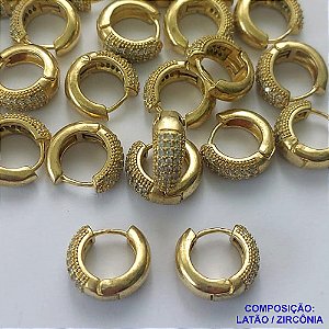 BRINCO NO BRUTO PRONTO PARA O BANHO - (CX.118)  BRINCO ARGOLA (TRANQUETA) CRAVEJADO COM TRÊS FILEIRAS DE MICROS ZIRCÔNIAS - TAMANHO 16MM LARGURA 6MM - PESO TOTAL 5,7GR - COMPOSIÇÃO: LATÃO / ZIRCÔNIA - BRU14757
