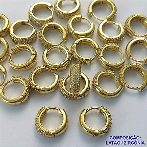 BRINCO NO BRUTO PRONTO PARA O BANHO - (CX.118)  BRINCO ARGOLA (TRANQUETA) CRAVEJADO COM DUAS FILEIRAS DE MICROS ZIRCÔNIAS - TAMANHO 16MM LARGURA 4MM - PESO TOTAL 3,8GR - COMPOSIÇÃO: LATÃO / ZIRCÔNIA - BRU14758