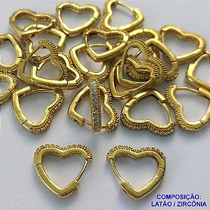 BRINCO NO BRUTO PRONTO PARA O BANHO - (CX.118)  BRINCO ARGOLA CORAÇÃO (TRANQUETA) CRAVEJADO COM UMA FILEIRA DE MICROS ZIRCÔNIAS - TAMANHO 14MM LARGURA 2MM - PESO TOTAL 2,1GR - COMPOSIÇÃO: LATÃO / ZIRCÔNIA - BRU14762