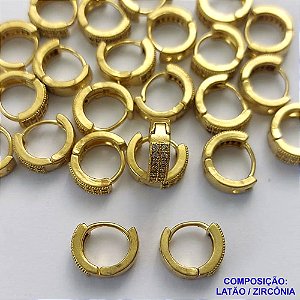 BRINCO NO BRUTO PRONTO PARA O BANHO - (CX.118)  BRINCO ARGOLA (TRANQUETA) CRAVEJADO COM DUAS FILEIRAS DE MICROS ZIRCÔNIAS - TAMANHO 12MM LARGURA 3MM - PESO TOTAL 2,2GR - COMPOSIÇÃO: LATÃO / ZIRCÔNIA - BRU14768