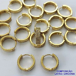 BRINCO NO BRUTO PRONTO PARA O BANHO - (CX.117)  BRINCO ARGOLA (TRANQUETA) CRAVEJADO COM MICROS ZIRCÔNIAS - TAMANHO 16MM LARGURA 4MM - PESO TOTAL 4GR - COMPOSIÇÃO: LATÃO / ZIRCÔNIA - BRU14776