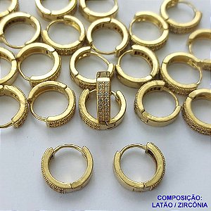 BRINCO NO BRUTO PRONTO PARA O BANHO - (CX.117)  BRINCO ARGOLA (TRANQUETA) CRAVEJADO COM MICROS ZIRCÔNIAS - TAMANHO 14MM LARGURA 3MM - PESO TOTAL 2,5GR - COMPOSIÇÃO: LATÃO / ZIRCÔNIA - BRU14777