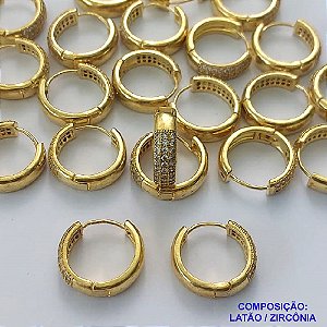 BRINCO NO BRUTO PRONTO PARA O BANHO - (CX.117)  BRINCO ARGOLA (TRANQUETA) CRAVEJADO COM MICROS ZIRCÔNIAS - TAMANHO 18MM LARGURA 5MM - PESO TOTAL 4,3GR - COMPOSIÇÃO: LATÃO / ZIRCÔNIA - BRU14780