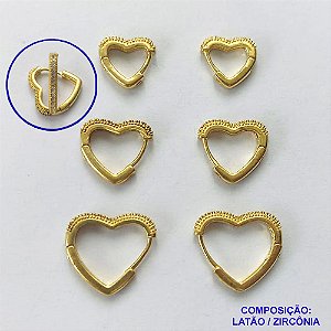 BRINCO NO BRUTO PRONTO PARA O BANHO LATÃO - (CX.117)  TRIO DE BRINCO FORMATO CORAÇÃO COM 3 PARES CRAVEJADOS COM MICROS ZIRCÔNIAS - TAMANHOS: 11/14/17MM - PESO TOTAL 6,4GR - BRU14794