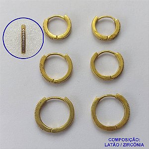 BRINCO NO BRUTO PRONTO PARA O BANHO LATÃO - (CX.39)  TRIO DE BRINCO COM 3 PARES CRAVEJADOS COM MICROS ZIRCÔNIAS - TAMANHOS: 11/13/15MM - PESO TOTAL 4,9GR - BRU14796