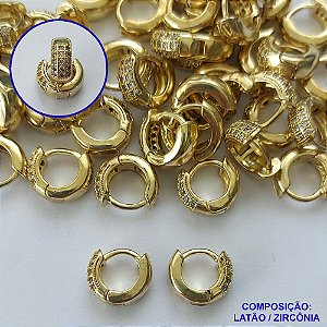 BRINCO NO BRUTO PRONTO PARA O BANHO -  (CX.127)  BRINCO ARGOLA (TRANQUETA) CRAVEJADO COM MICROS ZIRCÔNIAS - TAMANHO 10MM LARGURA 4MM - PESO TOTAL 1,9GR - COMPOSIÇÃO: LATÃO / ZIRCÔNIA - BRU14822