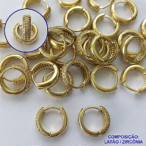 BRINCO NO BRUTO PRONTO PARA O BANHO(CX125) - BRINCO ARGOLA (TRANQUETA) CRAVEJADO COM MICROS ZIRCÔNIAS - TAMANHO 13MM LARGURA 4MM - PESO TOTAL 2,5GR - COMPOSIÇÃO: LATÃO / ZIRCÔNIA - BRU14823