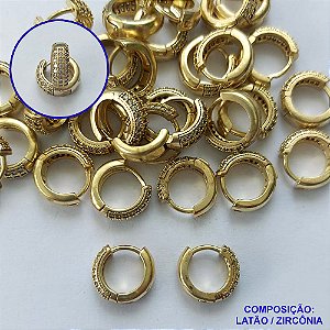 BRINCO NO BRUTO PRONTO PARA O BANHO(CX126) - BRINCO ARGOLA (TRANQUETA) CRAVEJADO COM MICROS ZIRCÔNIAS - TAMANHO 11MM LARGURA 4MM - PESO TOTAL 2,1GR - COMPOSIÇÃO: LATÃO / ZIRCÔNIA - BRU14824