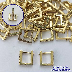 BRINCO NO BRUTO PRONTO PARA O BANHO(CX125) - BRINCO ARGOLA (TRANQUETA) QUADRADRO CRAVEJADO COM MICROS ZIRCÔNIAS - TAMANHO 12MM LARGURA 2MM - PESO TOTAL 2GR - COMPOSIÇÃO: LATÃO / ZIRCÔNIA - BRU14825