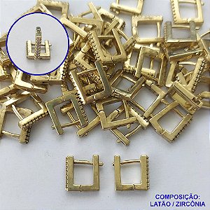 BRINCO NO BRUTO PRONTO PARA O BANHO (Cx125)- BRINCO ARGOLA (TRANQUETA) QUADRADRO CRAVEJADO COM MICROS ZIRCÔNIAS - TAMANHO 10MM LARGURA 2MM - PESO TOTAL 2,2GR - COMPOSIÇÃO: LATÃO / ZIRCÔNIA - BRU14827