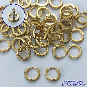 BRINCO NO BRUTO PRONTO PARA O BANHO(CX122)- BRINCO ARGOLA (TRANQUETA) CRAVEJADO COM MICROS ZIRCÔNIAS - TAMANHO 10MM LARGURA 1,5MM - PESO TOTAL 1,1GR - COMPOSIÇÃO: LATÃO / ZIRCÔNIA - BRU14831