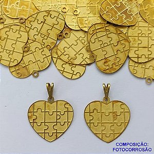 PINGENTE NO BRUTO PRONTO PARA O BANHO(CX124) - (E0222) PINGENTE EM FOTOCORROSÃO CORAÇÃO AUTISMO 20MM - PESO TOTAL 0,6GR - BRU14834