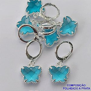 BRINCO FOLHEADO A PRATA COM 50 MILÉSIMOS + VERNIZ DIAMOND - BRINCO ARGOLINHA DE PRESSÃO (TRANQUETA) TIPO VAN CLEEF BORBOLETA AZUL VIDRO 10MM PRA375