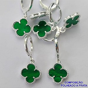 BRINCO FOLHEADO A PRATA COM 50 MILÉSIMOS + VERNIZ DIAMOND - BRINCO ARGOLINHA DE PRESSÃO (TRANQUETA) TIPO VAN CLEEF VERDE RESINA 10MM PRA377