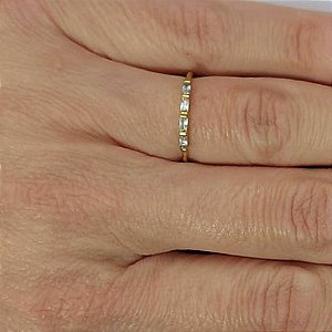 ANEL NO BRUTO PRONTO PARA O BANHO - (CX.121)  (AX002740 W) ANEL COM PEDRAS EM ZIRCÔNIAS - PESO MÉDIO 1,4GR - COMPOSIÇÃO: LATÃO / ZIRCÔNIA - ANEL000476