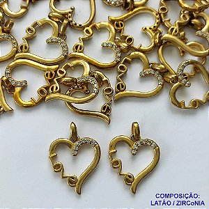 PINGENTE NO BRUTO PRONTO PARA O BANHO - (CX.123)  PINGENTE CORAÇÃO VAZADO COM PALAVRA LOVE CRAVEJADO EM MICROS ZIRCÔNIAS (PX001811 W) - COMPOSIÇÃO: LATÃO / ZIRCÔNIA - TAMANHO 16X19MM - PESO TOTAL 1,7GR - BRU14874