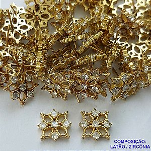 BRINCO NO BRUTO PRONTO PARA O BANHO - (CX.123)  BRINCO DE PINO FLOR CRAVEJADO EM MICROS EM ZIRCÔNIAS (BX001359 W) - COMPOSIÇÃO: LATÃO / ZIRCÔNIA  - TAMANHO 12MM - PESO TOTAL 2,2GR - BRU14879
