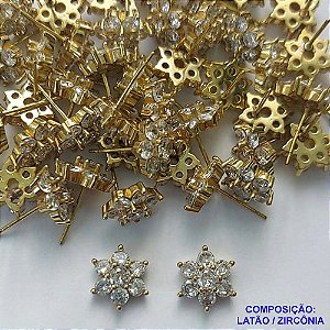 BRINCO NO BRUTO PRONTO PARA O BANHO - (CX.123)  BRINCO DE PINO FLOR CRAVEJADO COM ZIRCÔNIAS (BX001661 W) - COMPOSIÇÃO: LATÃO / ZIRCÔNIA  - TAMANHO 9MM - PESO TOTAL 2,6GR - BRU14886