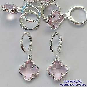 BRINCO FOLHEADO A PRATA COM 50 MILÉSIMOS + VERNIZ DIAMOND - BRINCO ARGOLINHA DE PRESSÃO (TRANQUETA) TIPO VAN CLEEF ROSA VIDRO 10MM PRA380