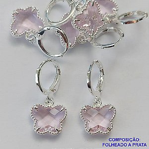 BRINCO FOLHEADO A PRATA COM 50 MILÉSIMOS + VERNIZ DIAMOND - BRINCO ARGOLINHA DE PRESSÃO (TRANQUETA) TIPO VAN CLEEF BORBOLETA ROSA VIDRO 10MM PRA382