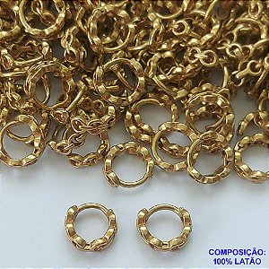 BRINCO NO BRUTO PRONTO PARA O BANHO - BRINCO ARGOLINHA DE PRESSÃO DETALHES VAZADOS - TAMANHO: 9MM - PESO TOTAL 0,8GR - BRU14916