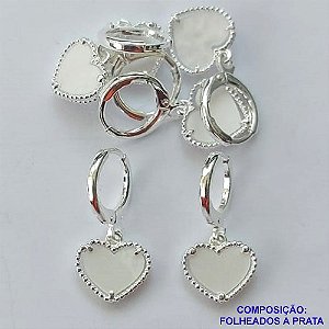 BRINCO FOLHEADO A PRATA COM 50 MILÉSIMOS + VERNIZ DIAMOND - BRINCO ARGOLINHA DE PRESSÃO (TRANQUETA)  VAN CLEEF CORAÇÃO BRANCO RESINA 10MM PRA388