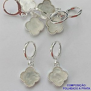 BRINCO FOLHEADO A PRATA COM 50 MILÉSIMOS + VERNIZ DIAMOND - BRINCO ARGOLINHA DE PRESSÃO (TRANQUETA)  VAN CLEEF MADRÉ PÉROLA RESINA 10MM PRA389