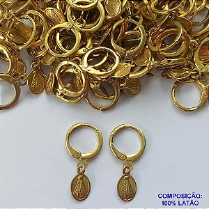 BRINCO NO BRUTO PRONTO PARA O BANHO - (CX.30)  BRINCO ARGOLINHA DE PRESSÃO NOSSA SRA APARECIDA - TAMANHO: 9MM - PESO TOTAL 1,2GR - BRU14945