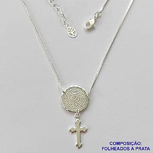 GARGANTILHA FOLHEADO A PRATA COM 50 MILÉSIMOS + VERNIZ DIAMOND - GARGANTILHA CORRENTE VENEZIANA 40CM PINGENTE ORAÇÃO PAI NOSSO MAIS CRUCIFIXO 14MM + FECHO LAGOSTA - PRA416