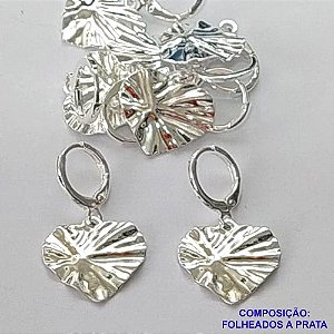 BRINCO FOLHEADA A PRATA COM 50 MILÉSIMOS + VERNIZ DIAMOND - BRINCO DE ARGOLINHA DE PRESSÃO (TRANQUETA) CORAÇÃO TEXTURA ORGÂNICA 16MM PRA419