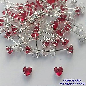 BRINCO FOLHEADA A PRATA COM 50 MILÉSIMOS + VERNIZ DIAMOND - BRINCO DE PINO ZIRCÔNIA FORMATO CORAÇÃO VERMELHO 5MM PRA422